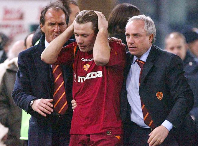 17 gennaio 2005: mani tra i capelli, la Roma ha appena perso il derby. Andr via un anno dopo. Ansa